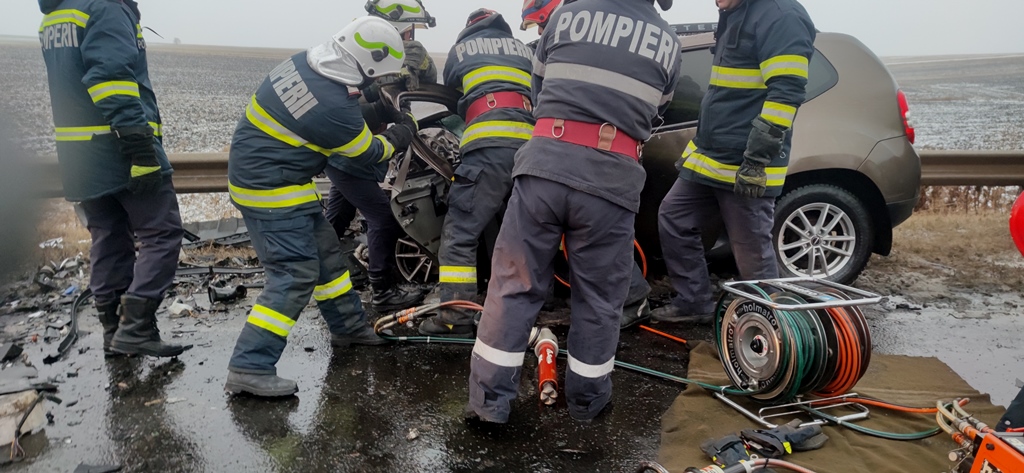 (VIDEO) Impact frontal, cinci persoane rănite