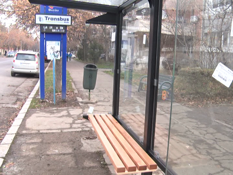 Adăposturi noi pentru călători. Primele au fost deja montate