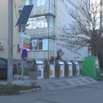 Platformele îngropate, folosite necorespunzător. Deșeuri abandonate lângă containere