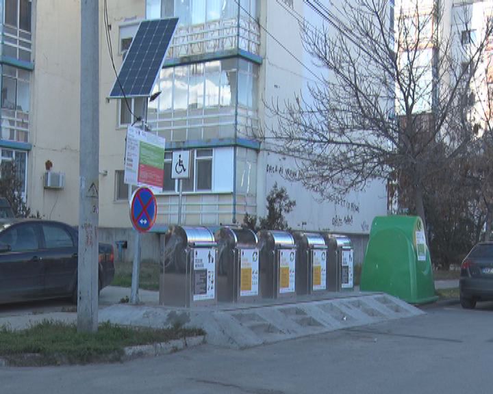 Platformele îngropate, folosite necorespunzător. Deșeuri abandonate lângă containere
