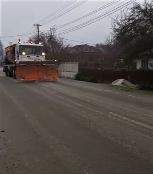 (VIDEO) Poleiul i-a scos pe drumari la treabă. Prefectul, pe teren