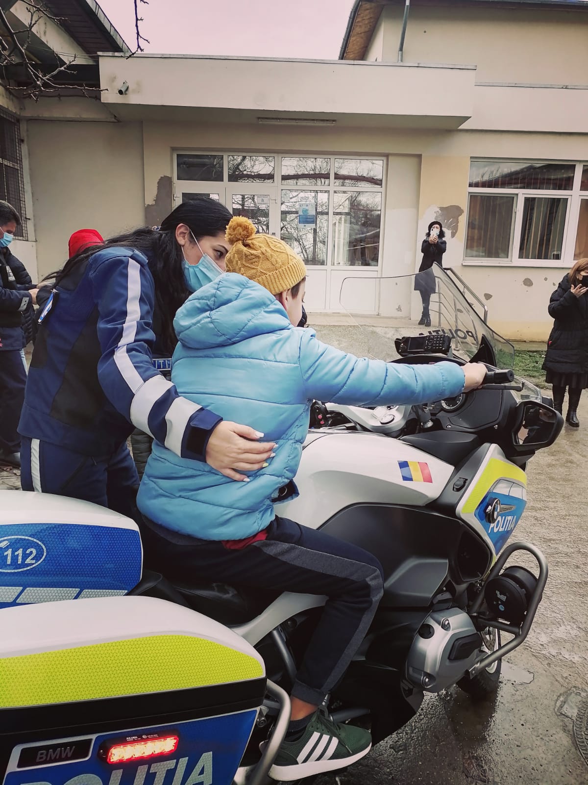 (VIDEO) Zeci de elevi cu deficiențe de vedere, vizitați de polițiști