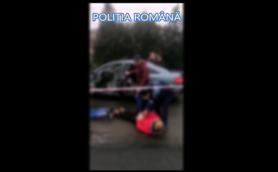 (VIDEO) I-au săltat din mașină! Vezi operațiunea spectaculoasă a ofițerilor de la investigații criminale!