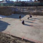 (FOTO) RM. SĂRAT. A început construcția a două blocuri pentru locuințe sociale