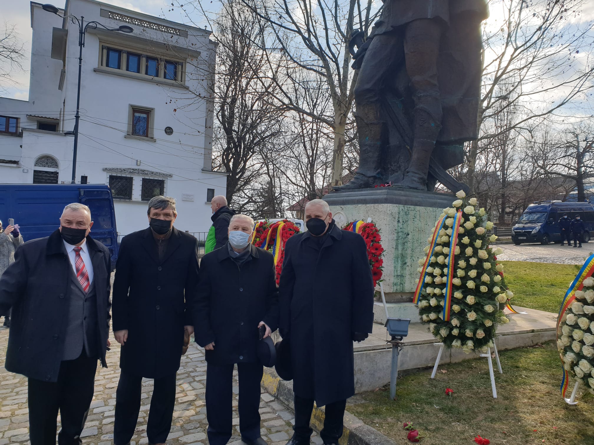 (FOTO) O delegație a OPSD a depus o coroană de flori la statuia Domnitorului Alexandru Ioan Cuza