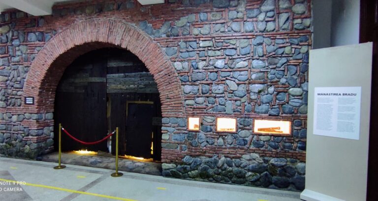 Porți ”ferecate” la Muzeu. Poarta mănăstirii-cetate Bradu a fost expusă de Ziua Culturii Naţionale