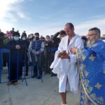 (VIDEO) Sute de buzoieni, la procesiunea de Bobotează. Cine a prins crucea aruncată în râul Buzău