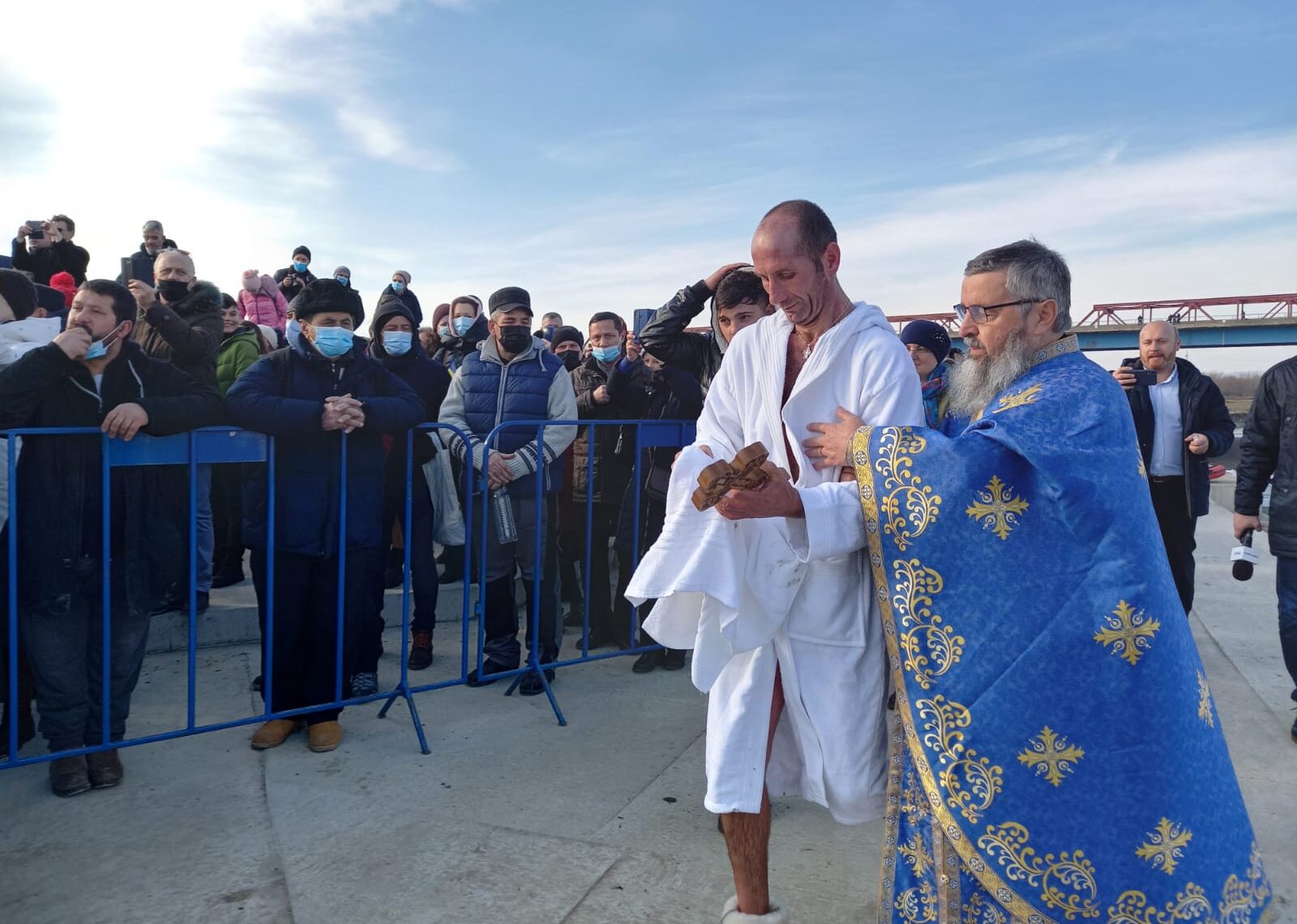 (VIDEO) Sute de buzoieni, la procesiunea de Bobotează. Cine a prins crucea aruncată în râul Buzău