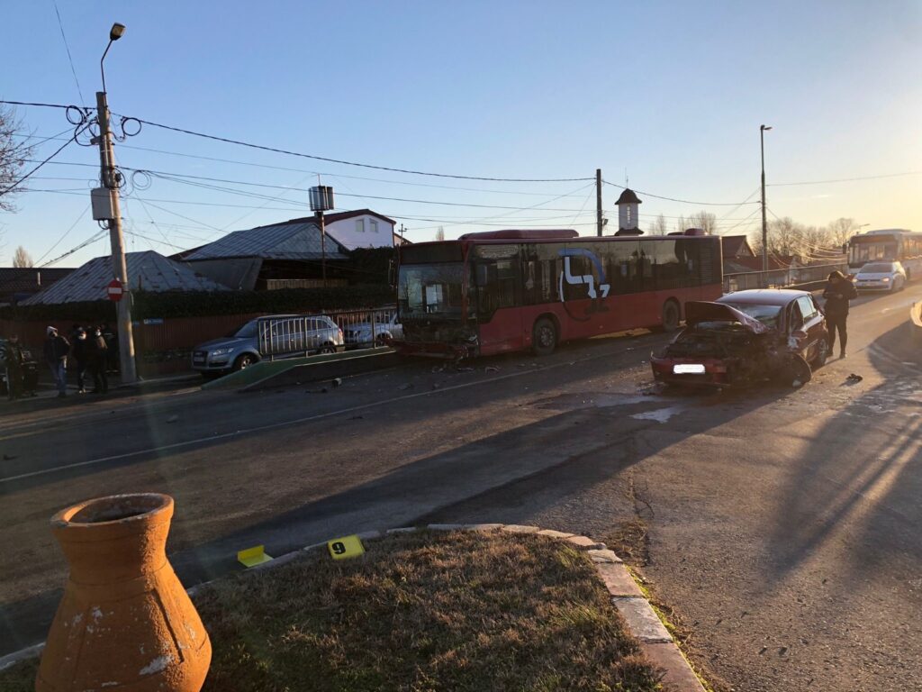 (FOTO) Trei tineri buzoieni, răniți după ce s-au izbit cu mașina de un autobuz