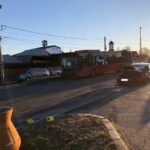 (FOTO) Trei tineri buzoieni, răniți după ce s-au izbit cu mașina de un autobuz