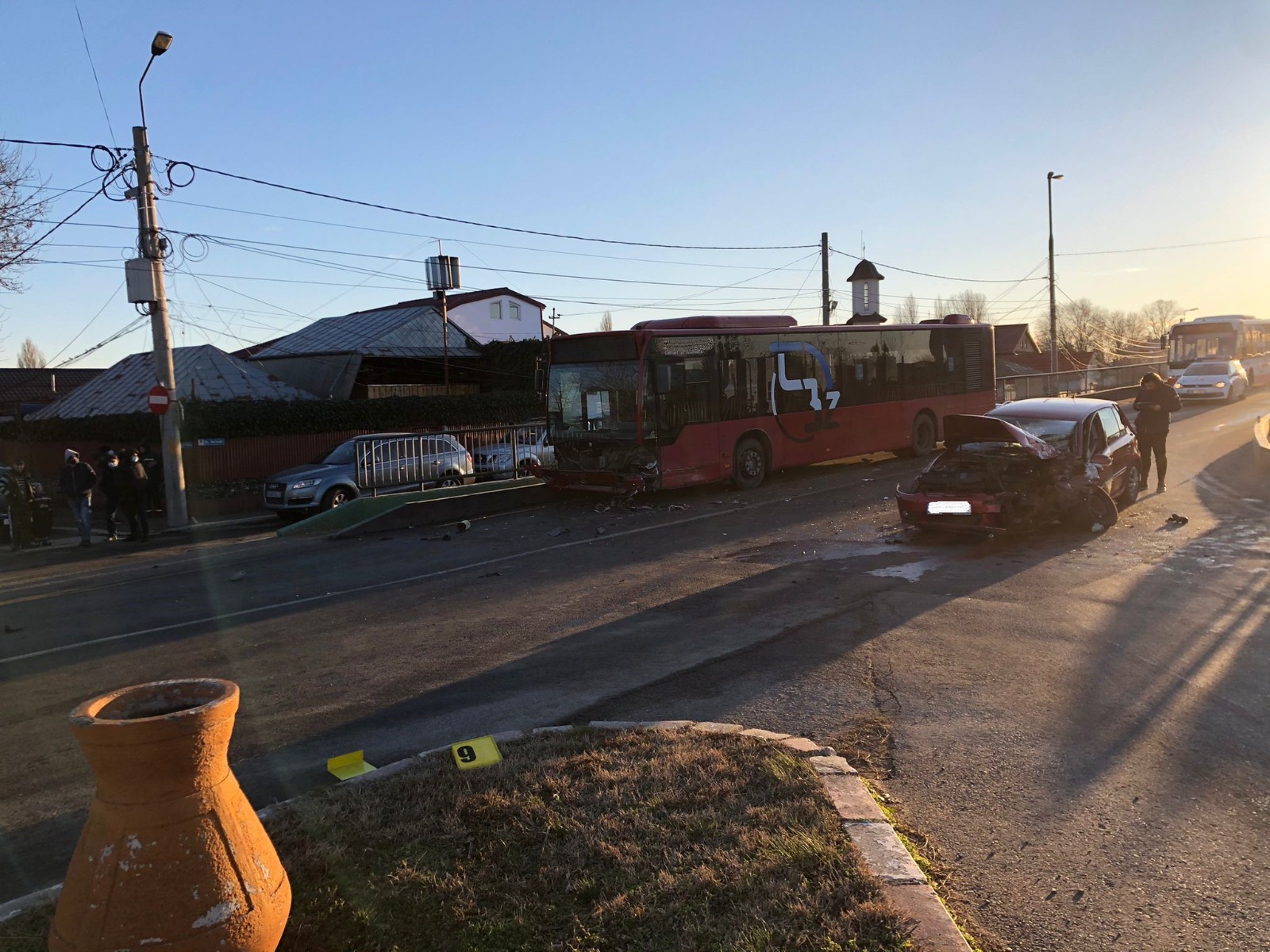 (FOTO) Trei tineri buzoieni, răniți după ce s-au izbit cu mașina de un autobuz