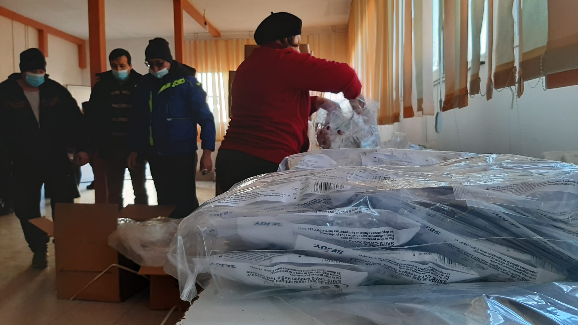 (VIDEO) Se reia testarea COVID în școli. Au sosit  peste 200.000 de teste