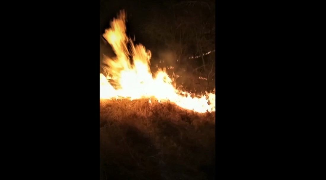 (VIDEO) Se caută piromanul! Incendiu mare la Scorțoasa