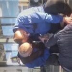 (VIDEO) Scandal la supermarket. Buzoian pus și ținut la pământ de agenții de pază. Abuz?