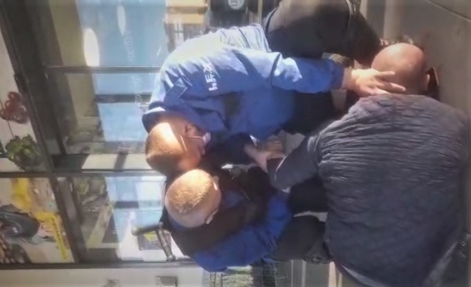 (VIDEO) Scandal la supermarket. Buzoian pus și ținut la pământ de agenții de pază. Abuz?