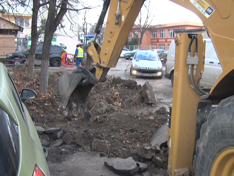 Încă se lucrează la străzi. Drumarii nu au închis șantierele