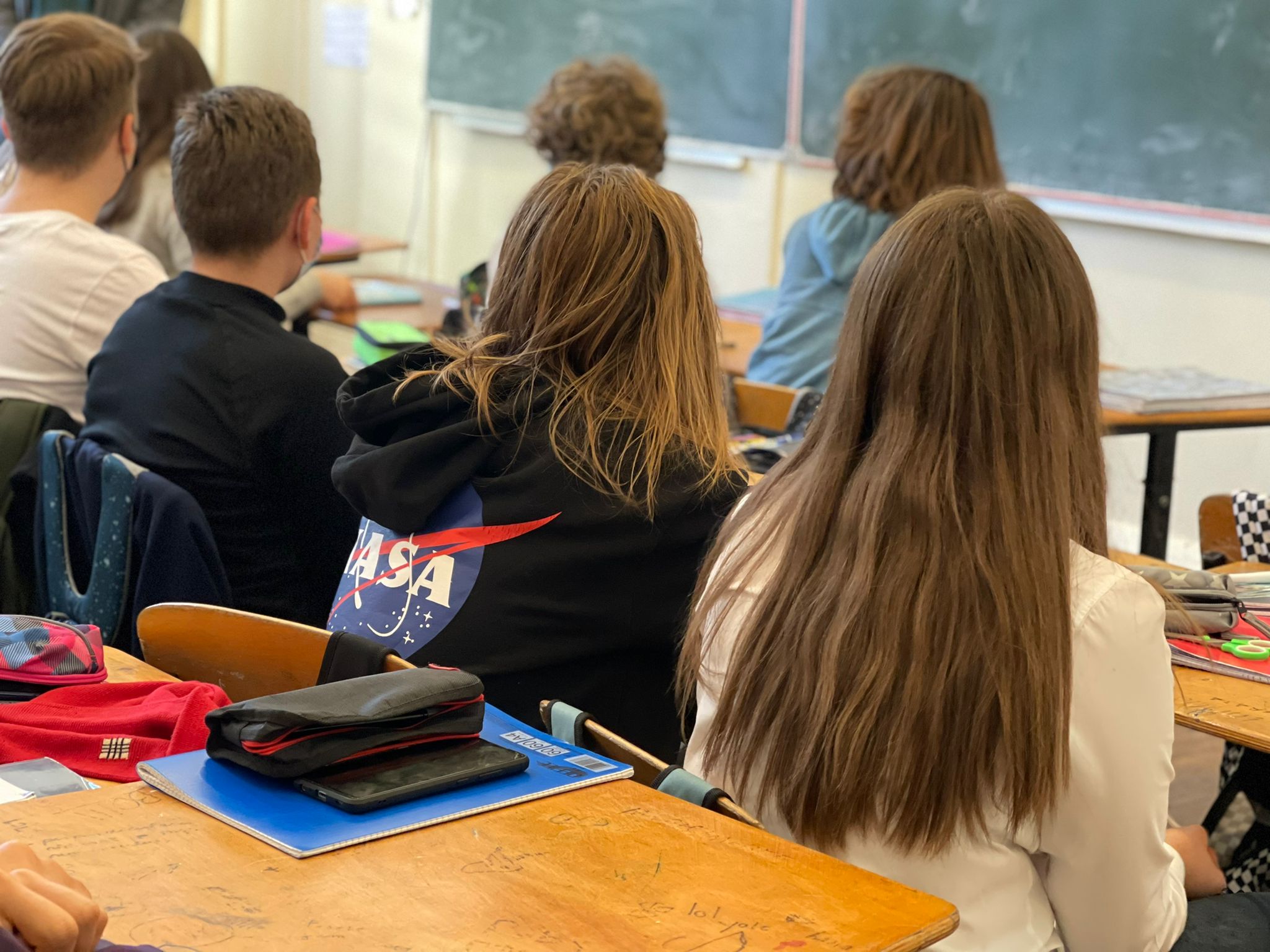 Tot mai puţine clase online. Scade numărul de elevi infectaţi.