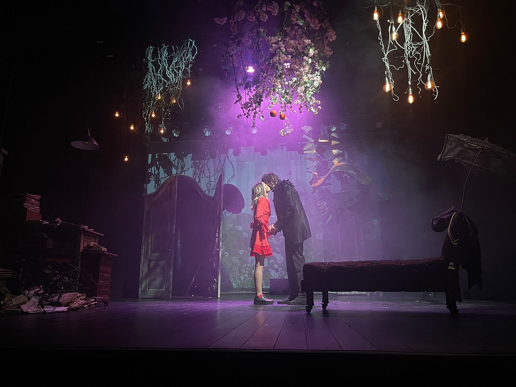 “Singur între lumi”, la Teatrul “George Ciprian”