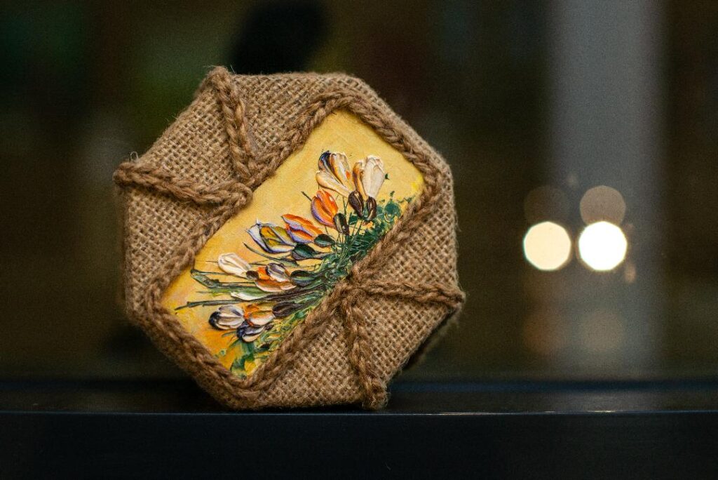 Mărțișoare tradiționale. Creatorii buzoieni expun la Galeriile de Artă