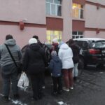(FOTO) Refugiați găzduiți la internatul LPS. Primele două familii