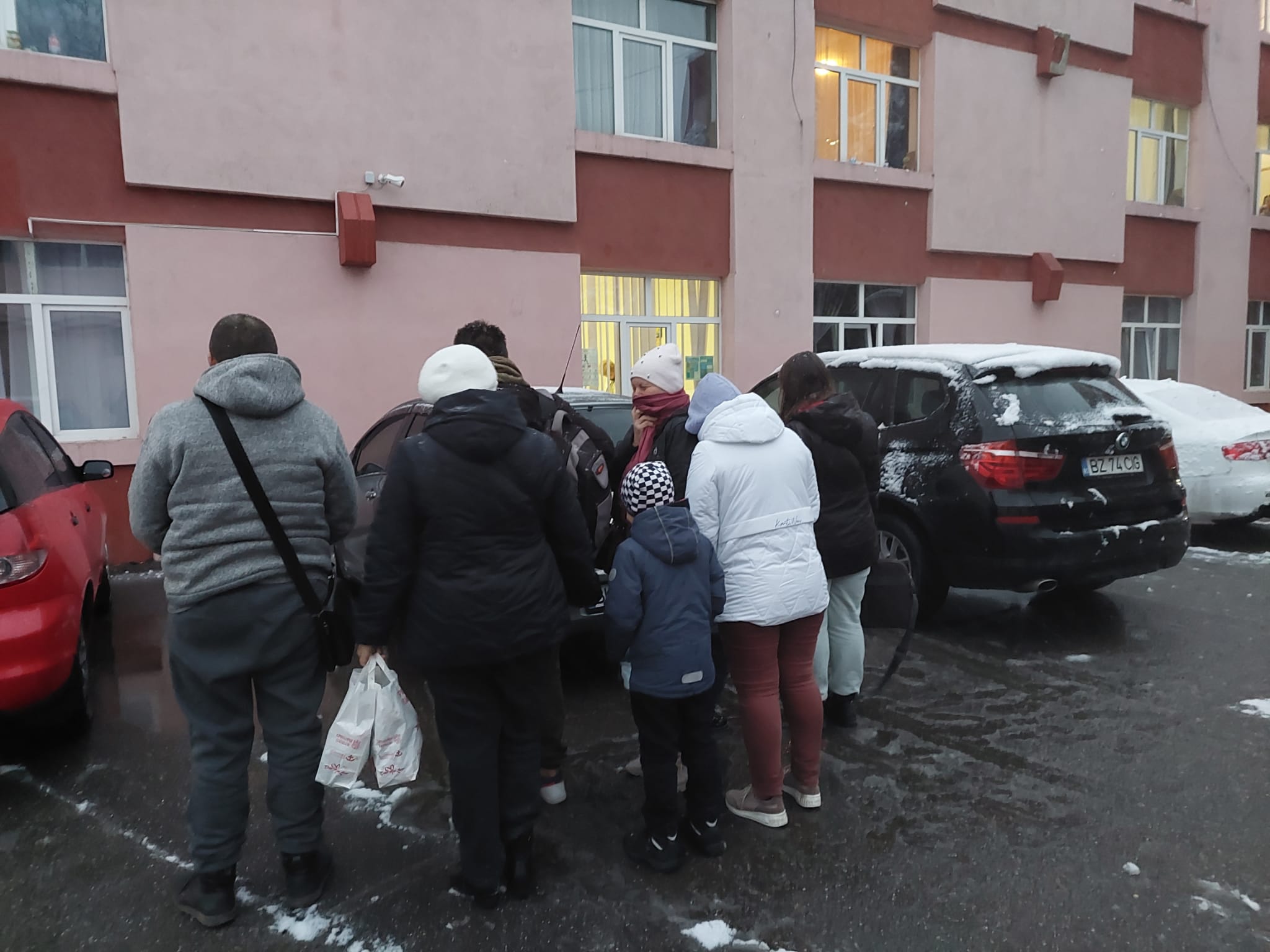 (FOTO) Refugiați găzduiți la internatul LPS. Primele două familii