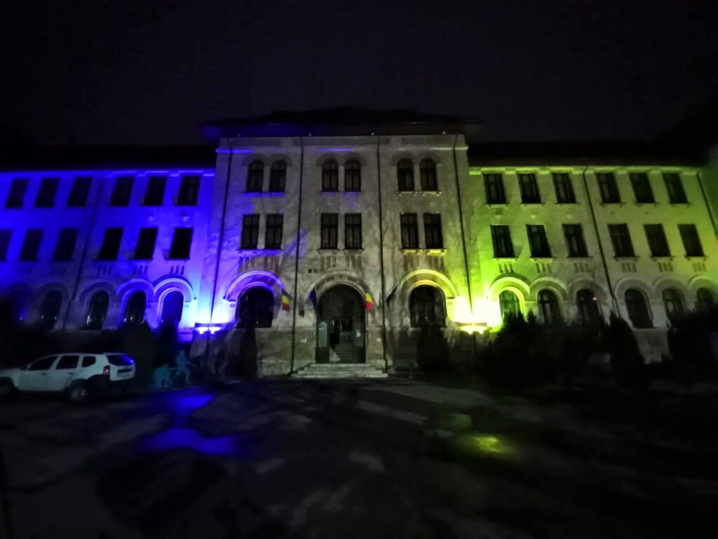 (FOTO) Drapelul Ucrainei luminează clădirea Muzeului Județean