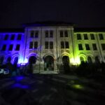 (FOTO) Drapelul Ucrainei luminează clădirea Muzeului Județean
