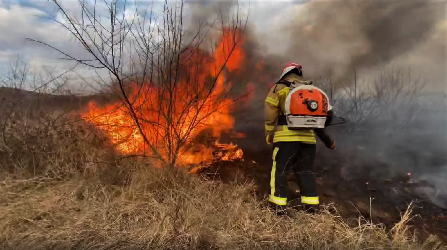 (VIDEO) Un nou val de incendii de vegetație uscată