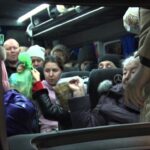 (VIDEO) Au plecat din Buzău. Peste 100 de refugiați, transportați la Brașov