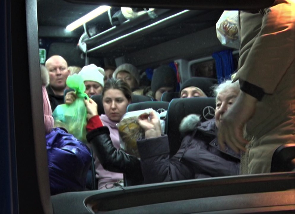 (VIDEO) Au plecat din Buzău. Peste 100 de refugiați, transportați la Brașov