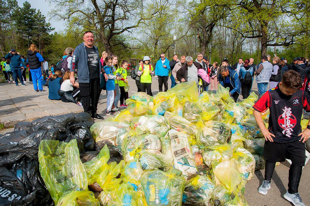 (VIDEO) Aproape 3 tone de gunoaie, strânse din Parcul Crâng