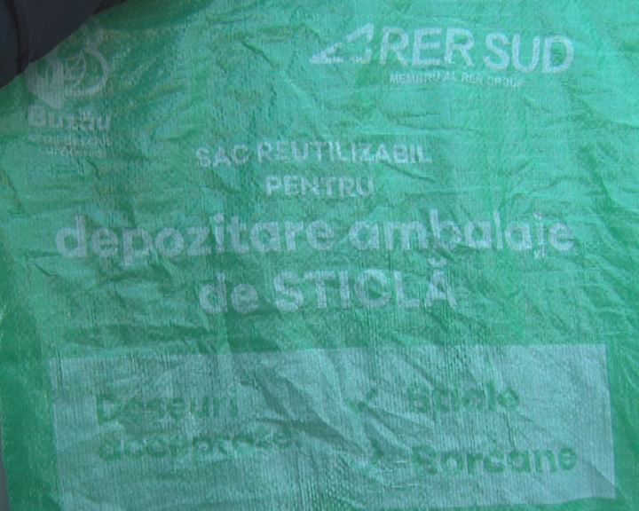 Sacul verde, pentru ambalaje de sticlă. Soluția RER Buzău, pentru abonații care locuiesc la casă