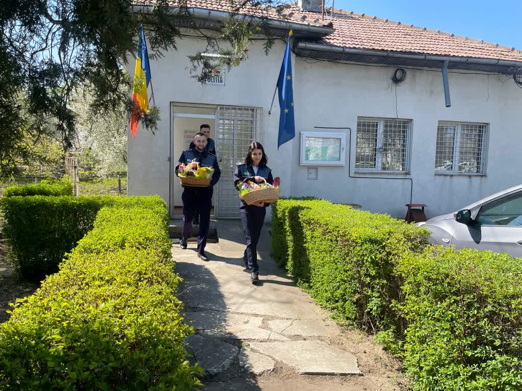 IEPURAȘUL A VENIT MAI DEVREME. Polițiștii din C. A. Rosetti le-au făcut surprize copiilor