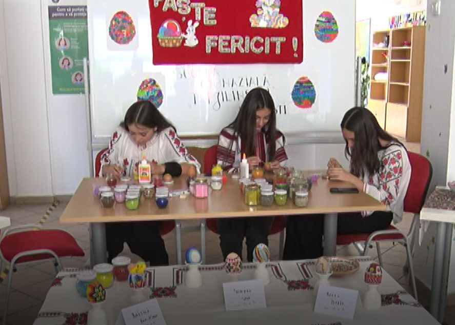 (VIDEO) O altfel de expoziție la Școala Vernești. Ouă decorate cu mărgele