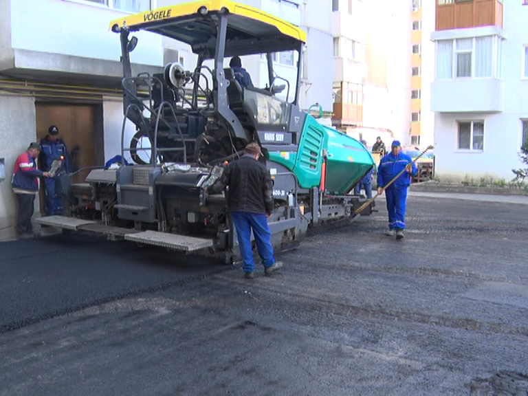 (VIDEO) Ultimul tronson. Asfalt pe Aleea Stejarului