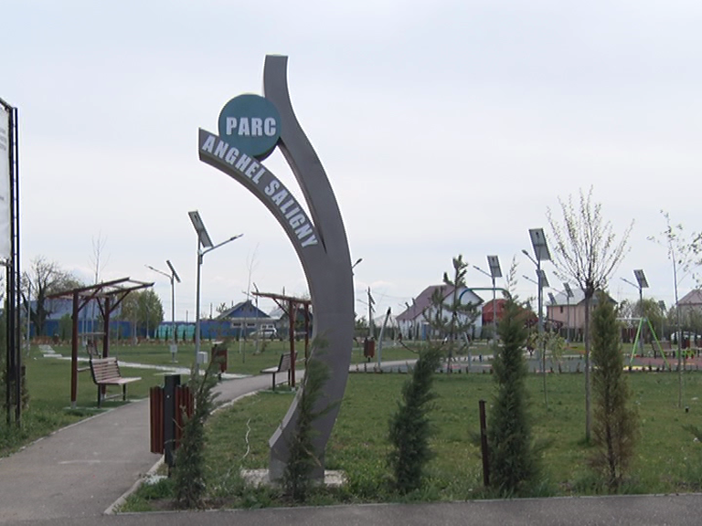 Relaxare în aer liber. Două parcuri de nota zece sunt la dispoziția râmnicenilor.