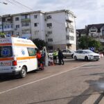 (VIDEO) Accident în rond. Bătrână rănită, după ce a căzut cu bicicleta