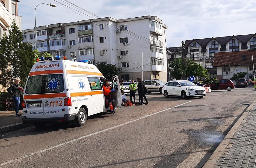 (VIDEO) Accident în rond. Bătrână rănită, după ce a căzut cu bicicleta