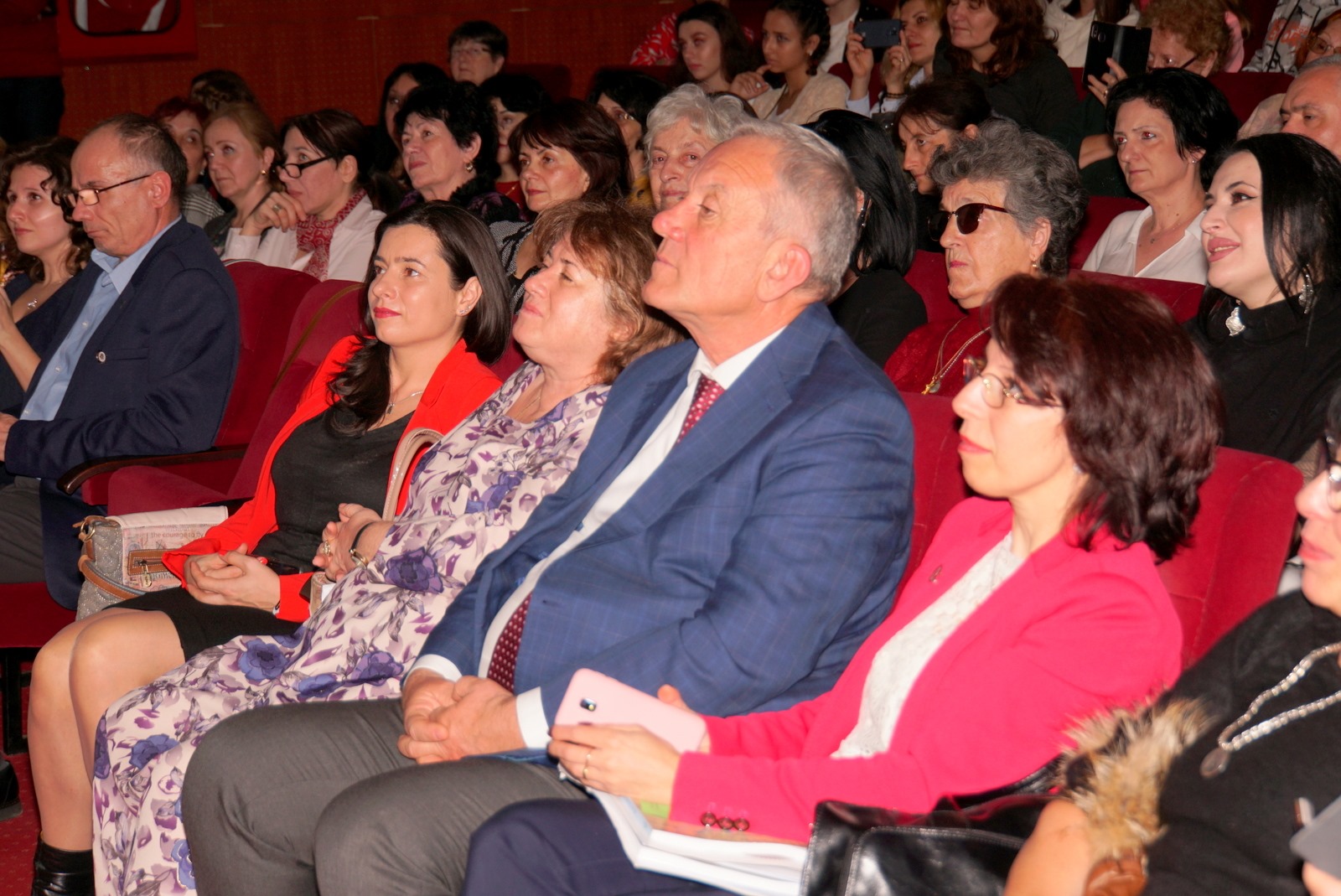 Colectivul Teatrului „G. Ciprian”, revoltat pe primarul Toma