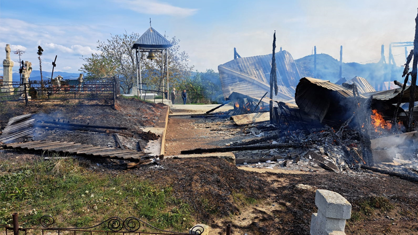 Biserică mistuită de flăcări. Incendiul, provocat de un scurt-circuit