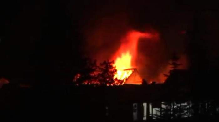 Incendiu, lângă Liceul Tehnic. Tone  de rumeguș mistuite de foc