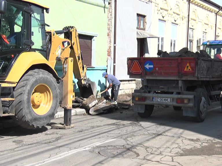 Străzi în lucru. Urbisul lucrează în mai multe zone din oraș