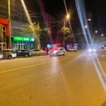 (VIDEO) Exibiționist încătușat. Gesturi obscene în fața a două eleve