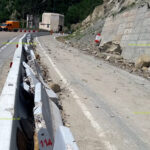 Pericol pe DN 10, la Siriu. Parapeții, deteriorați de bucățile din stâncă