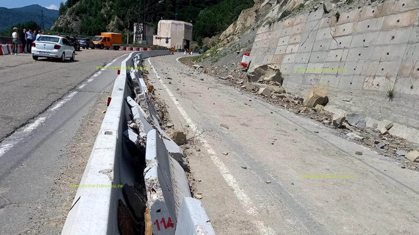 Pericol pe DN 10, la Siriu. Parapeții, deteriorați de bucățile din stâncă
