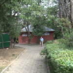 Schimbări în bine. Se demolează WC-ul din Parcul Crâng