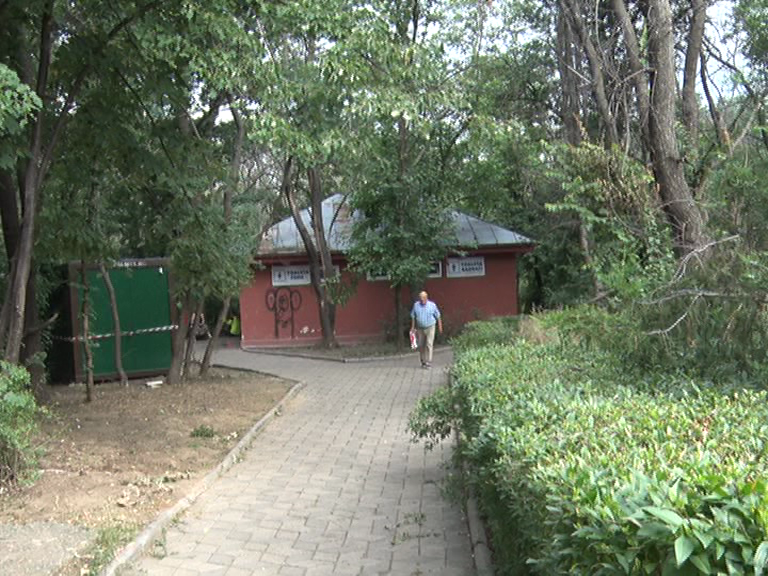 Schimbări în bine. Se demolează WC-ul din Parcul Crâng