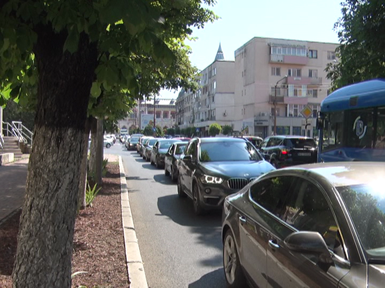 Trafic infernal. Centrul orașului blocat de mașini