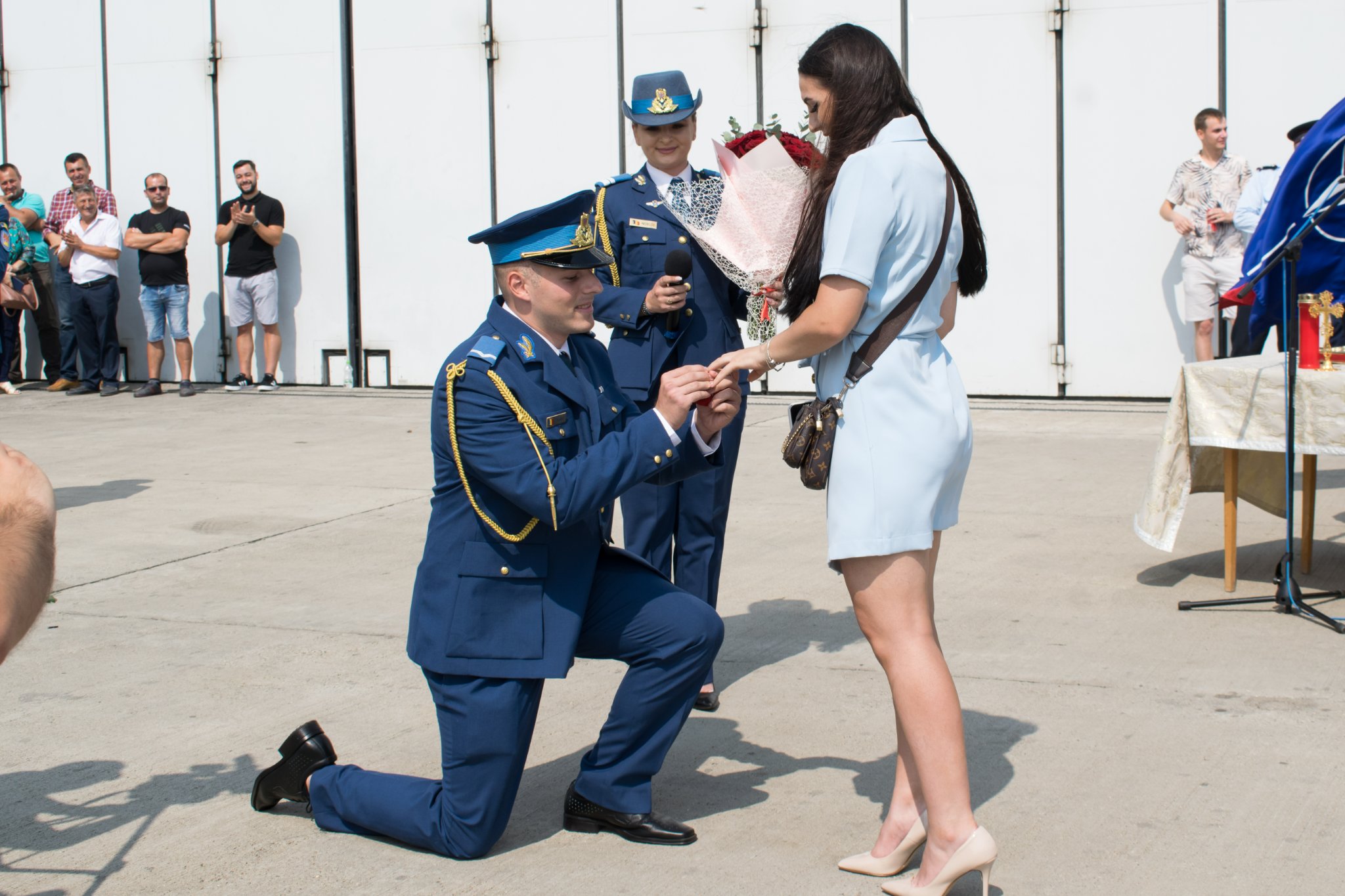 (VIDEO) Cerere în căsătorie, la finalul festivității de absolvire de la școala militară Boboc