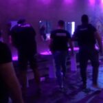Prinși cu droguri în club. Trei bărbaţi încătuşaţi de poliţişti